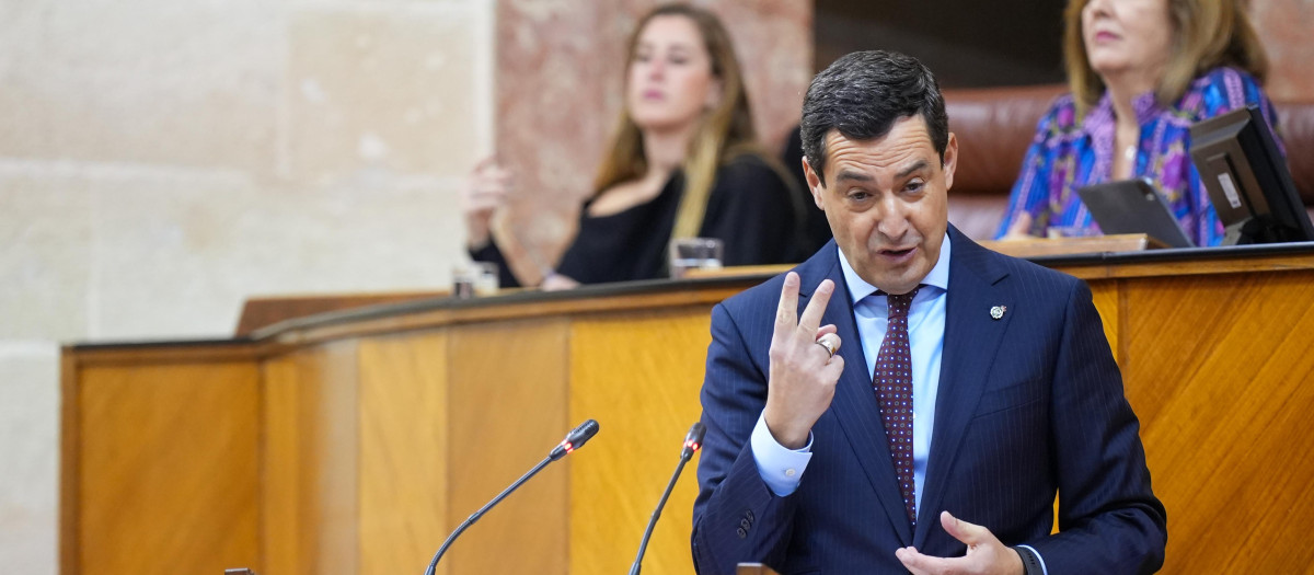 El presidente de la Junta de Andalucía, Juanma Moreno, en su turno de réplica a la portavoz socialista