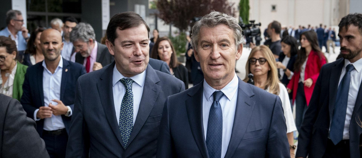 El presidente del Partido Popular, Alberto Núñez Feijóo (d) y el presidente de la Junta de Castilla y León, Alfonso Fernández Mañueco