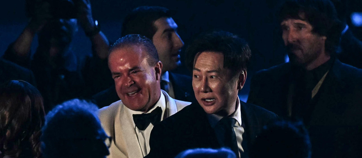 El director de Miss Universo Tailandia, Nawat Itsaragrisil (der.), y el empresario mexicano y presidente de la Organización Miss Universo, Raúl Rocha