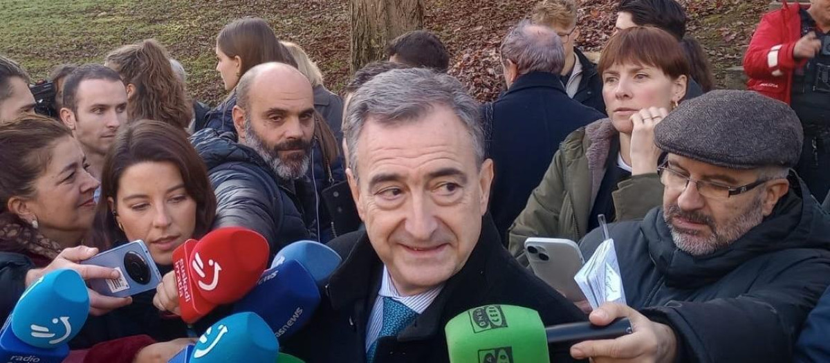 El presidente del PNV, Aitor Esteban, en declaraciones a los medios en Gernika.

EUROPA PRESS
28/11/2025