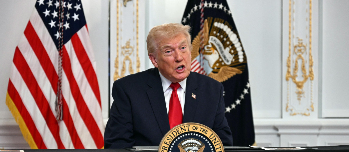 El presidente de Estados Unidos, Donald Trump, participa en una videollamada con militares desde su residencia en Mar-a-Lago, Palm Beach, Florida