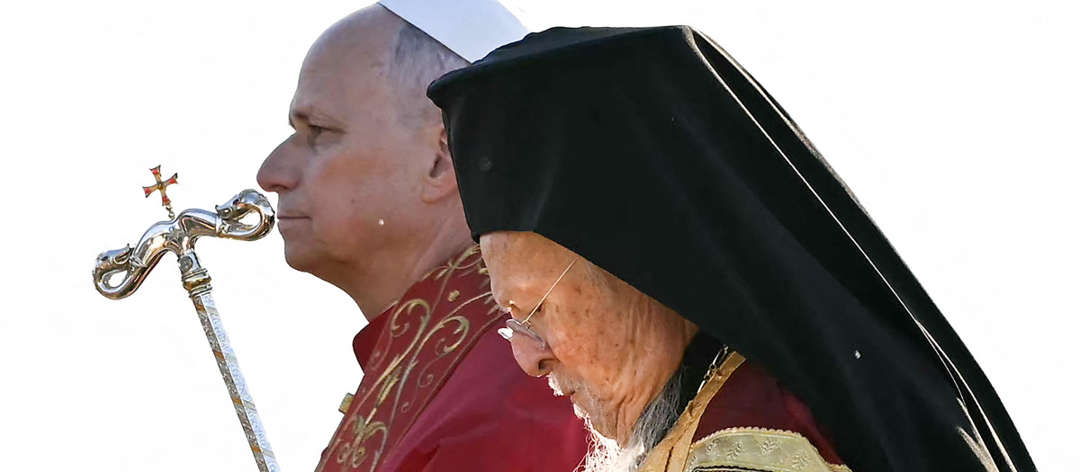 León XIV y el patriarca Bartolomé I de Constantinopla se marchan tras asistir a un servicio ecuménico cerca de la basílica bizantina hundida de San Neófito
