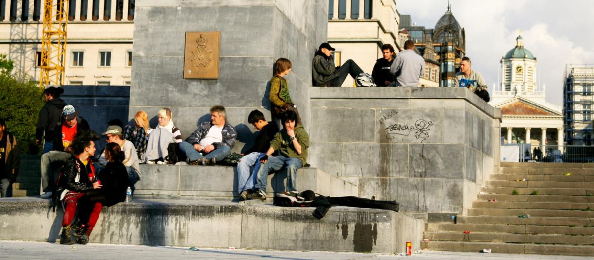 Foto de archivo de jóvenes sentados en una plaza de Bruselas.