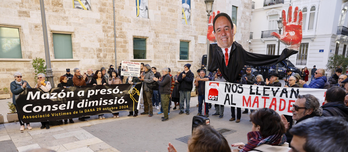 Imagen de la concentración de este jueves contra Carlos Mazón en las Cortes Valencianas.