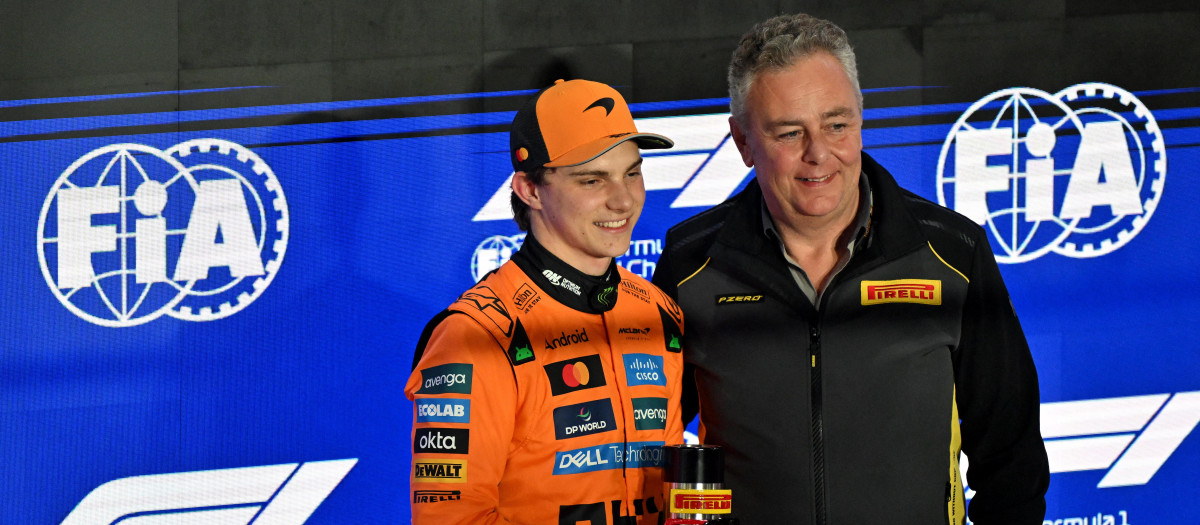 Mario Isola (der.), director de Pirelli Motorsport, y Oscar Piastri posan después de la sesión de clasificación al sprint previa al Gran Premio de Fórmula 1 de Qatar