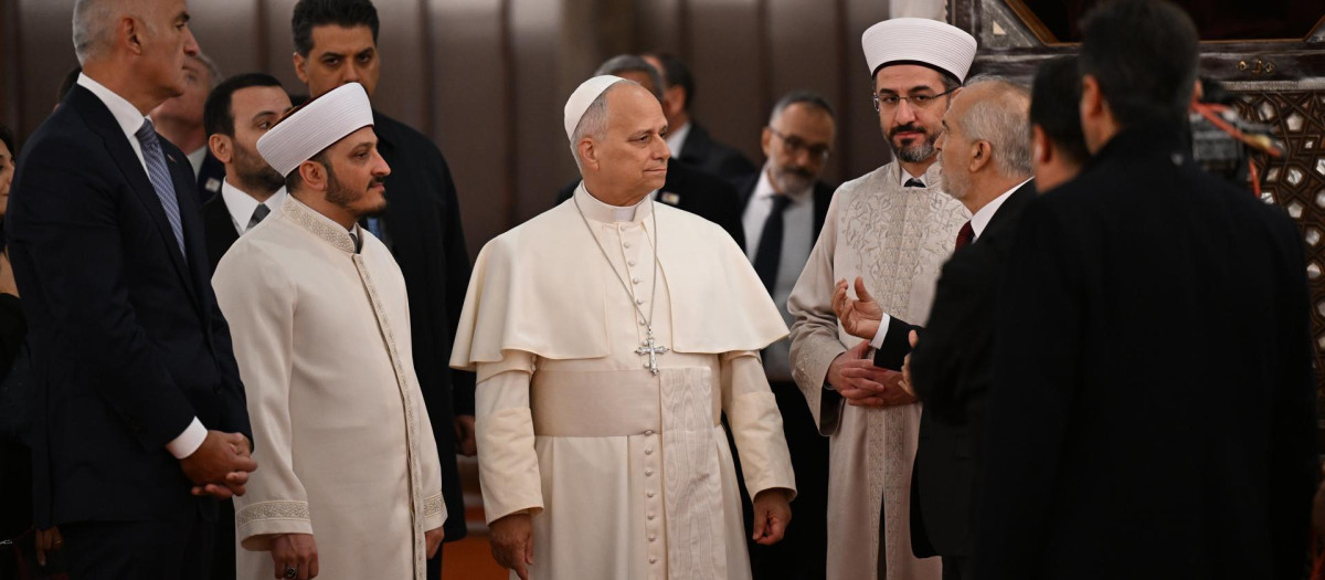 El Santo Padre atiende a las explicaciones en el interior de la Mezquita Azul de Estambul