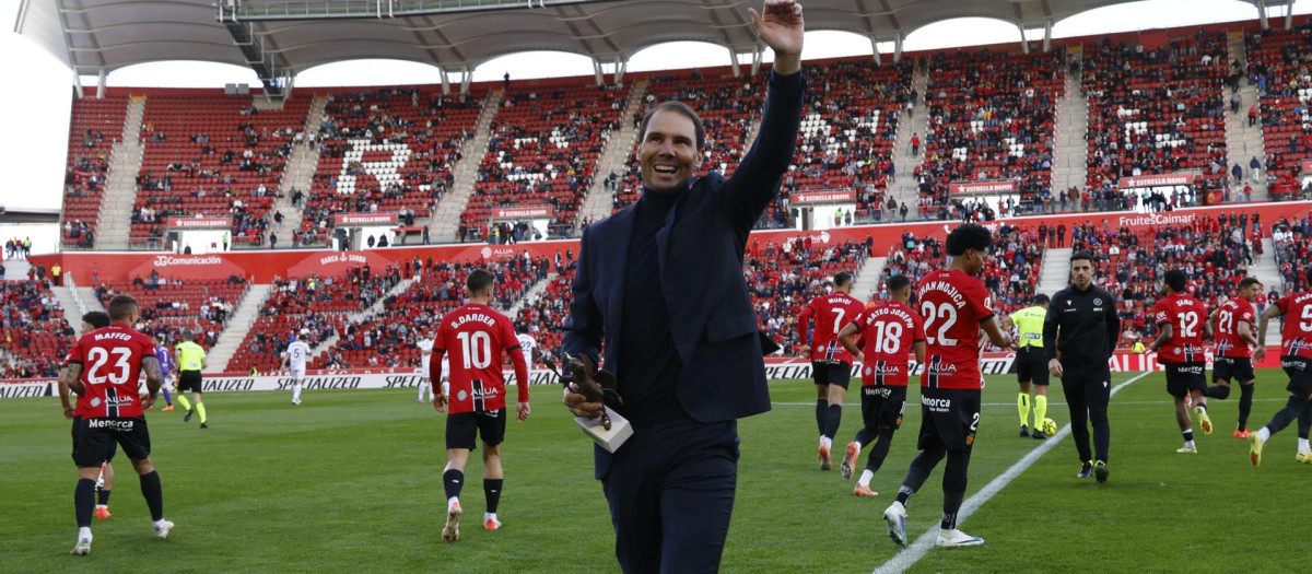 El RCD Mallorca rinde homenaje al extenista Rafa Nadal antes del comienzo del partido liguero contra el Osasuna en el estadio Son Moix