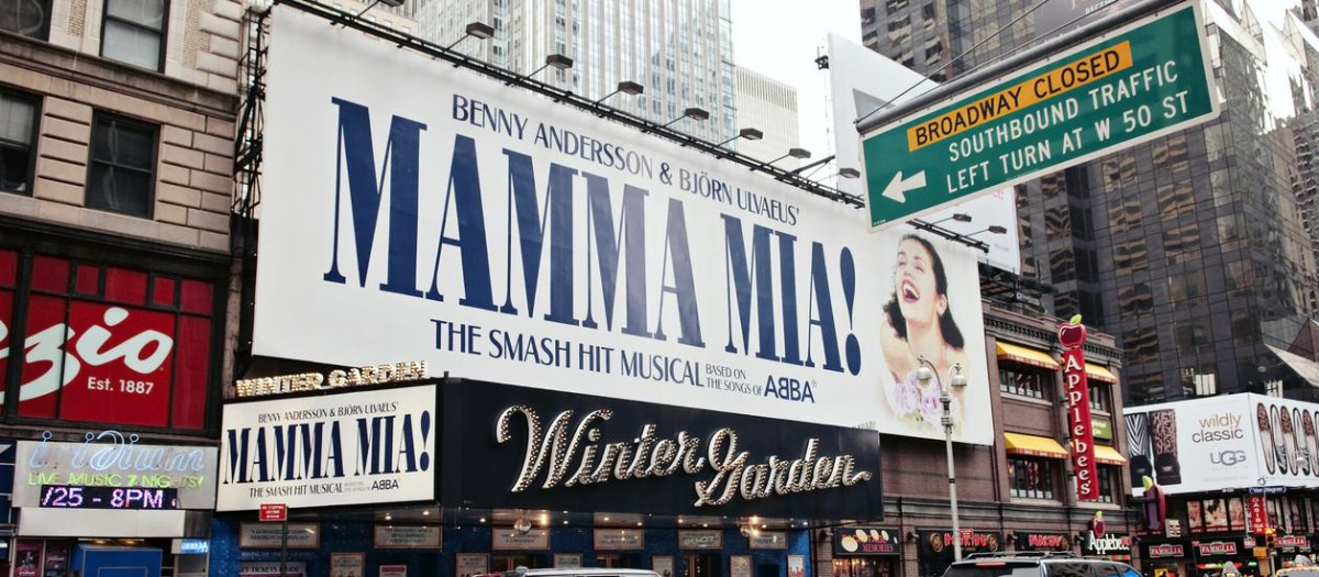 Cartel de la representación del musical 'Mamma mia' en un teatro de Broadway (Nueva York)