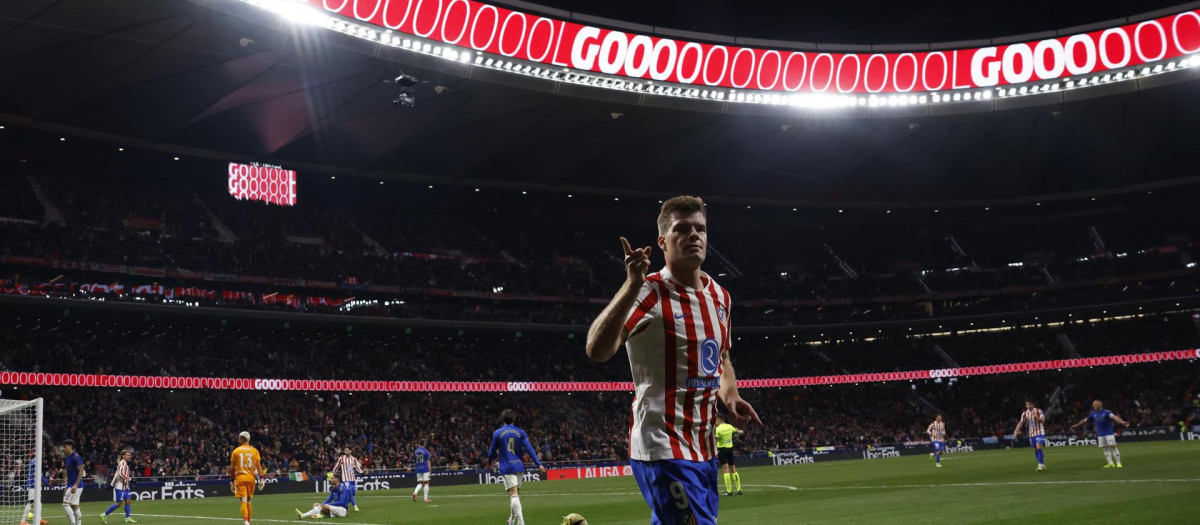 El delantero noruego del Atlético de Madrid Alexander Sørloth celebra tras anotar el segundo gol del equipo