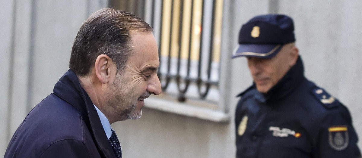 El exministro José Luis Ábalos a su llegada este jueves al Tribunal Supremo