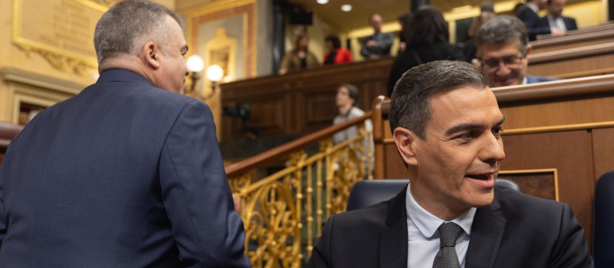(Santos Cerdán, de espaldas, junto a Pedro Sánchez, en una foto de archivo en el Congreso de febrero de 2024