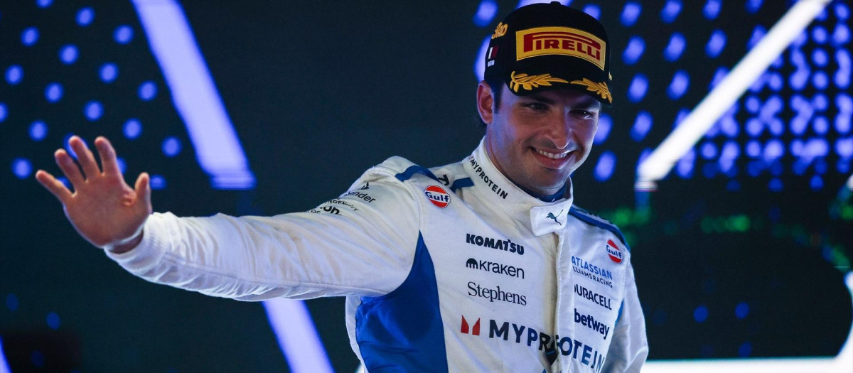Carlos Sainz Jr. festeja el podio conseguido en Qatar