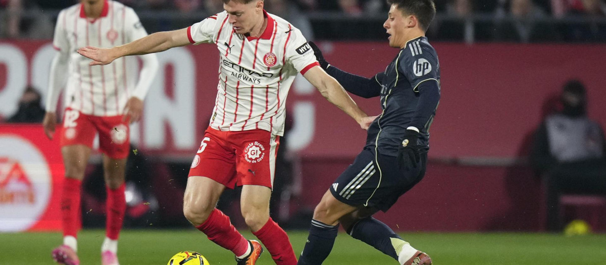 Arda Güler (d) disputa un balón con el centrocampista del Girona Viktor Tsygankov (i)