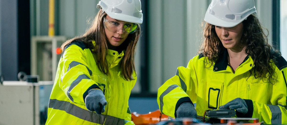 Dos ingenieras trabajando en una planta de robótica