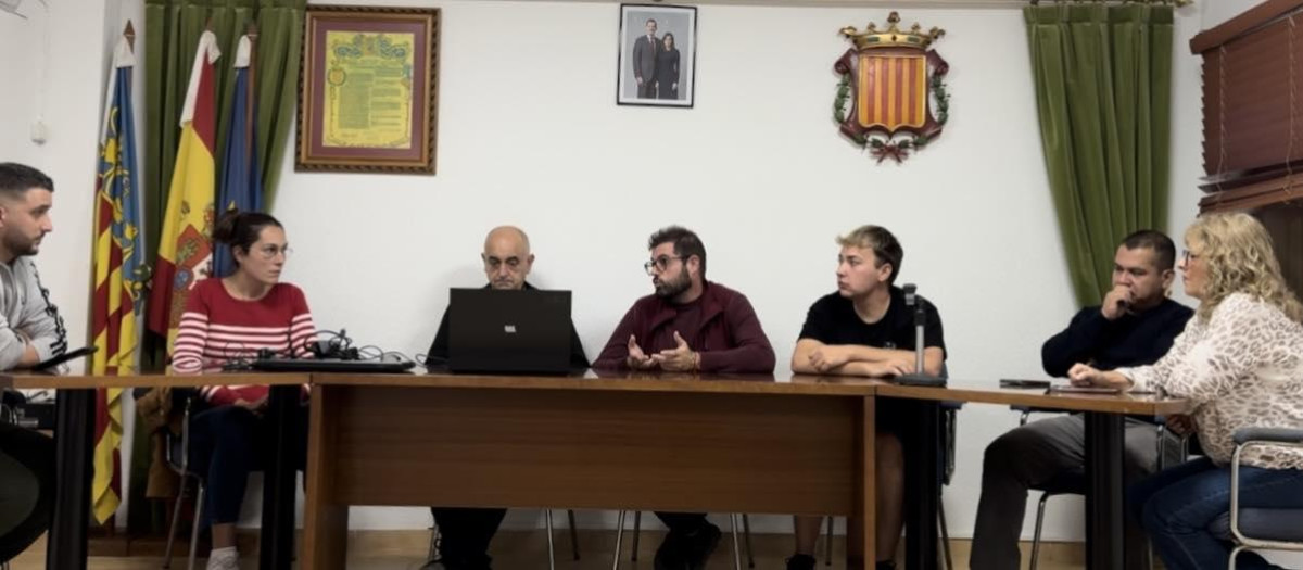 Imagen de un pleno en el Ayuntamiento de Gátova con Jesús Salmerón en el centro de la imagen.