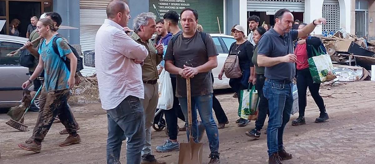 Imagen de Juanfran Pérez Llorca retirando barro en Benetússer tras la dana.