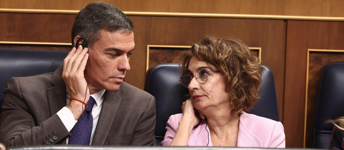 El presidente del Gobierno, Pedro Sánchez, y María Jesús Montero con pinganillos en el Congreso