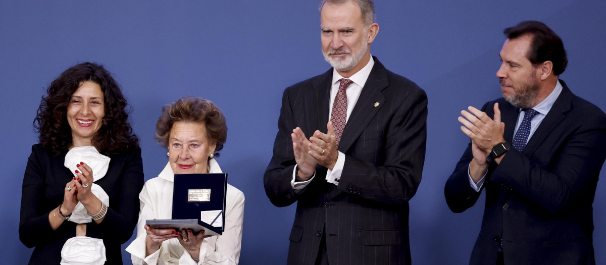 El Rey, acompañado por el ministro de Transportes, Óscar Puente, hace entrega del IX Premio Reino de España a la Trayectoria Empresarial a la presidenta de Galletas Gullón, María Teresa Rodríguez, en un acto celebrado este lunes en el Palacio de El Pardo. EFE/Chema Moya