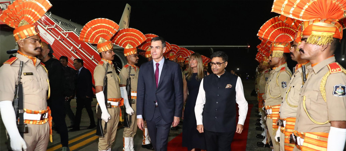 El presidente del Gobierno, Pedro Sánchez, es recibido por las autoridades indias tras aterrizar en el aeropuerto de Vadodara