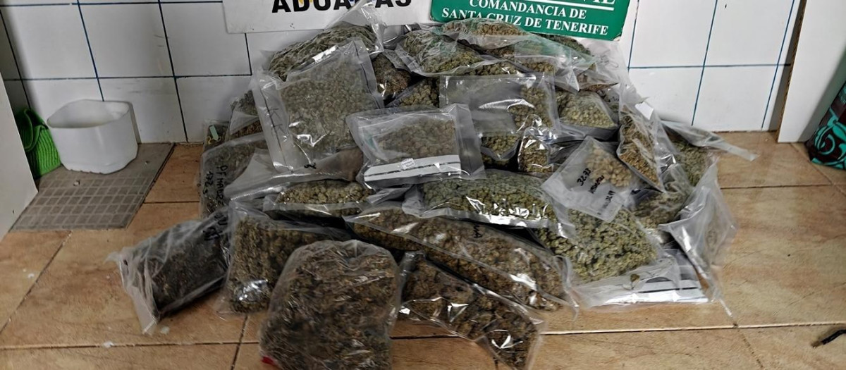 Hachís intervenido en una operación antidroga en Tenerife

REMITIDA / HANDOUT por GUARDIA CIVIL
Fotografía remitida a medios de comunicación exclusivamente para ilustrar la noticia a la que hace referencia la imagen, y citando la procedencia de la imagen en la firma
02/12/2025