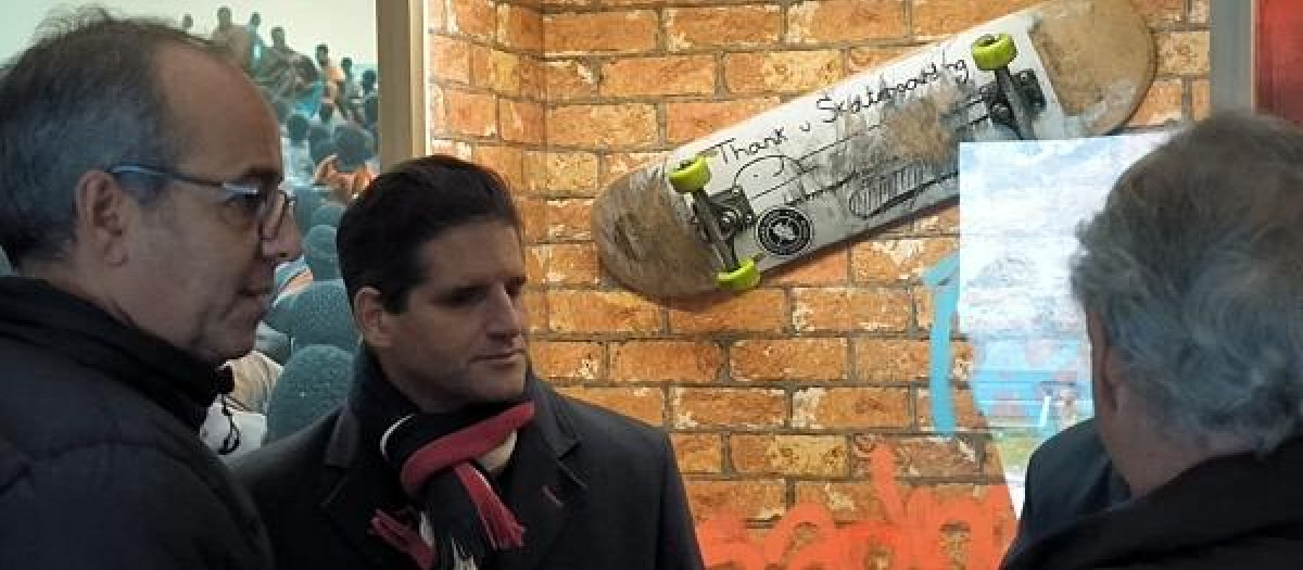 El monopatín de Ignacio Echeverría, que se encuentra actualmente en una iglesia de Zamora