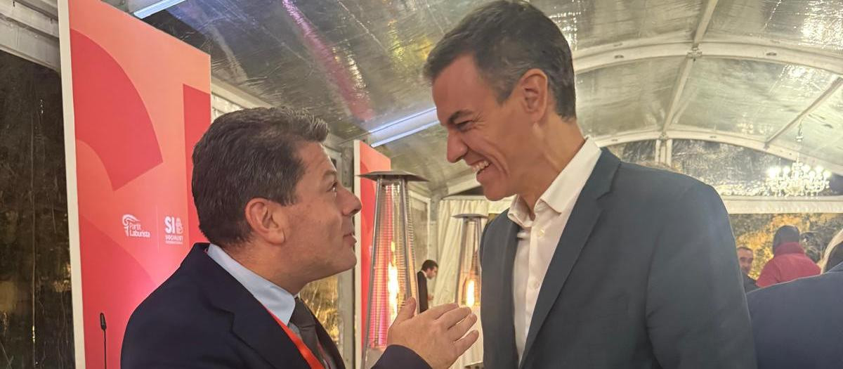 Fabián Picardo y Pedro Sánchez conversan entre risas en una cena de la Internacional Socialista