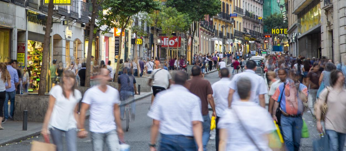 Calle de Madrid con mucha gente