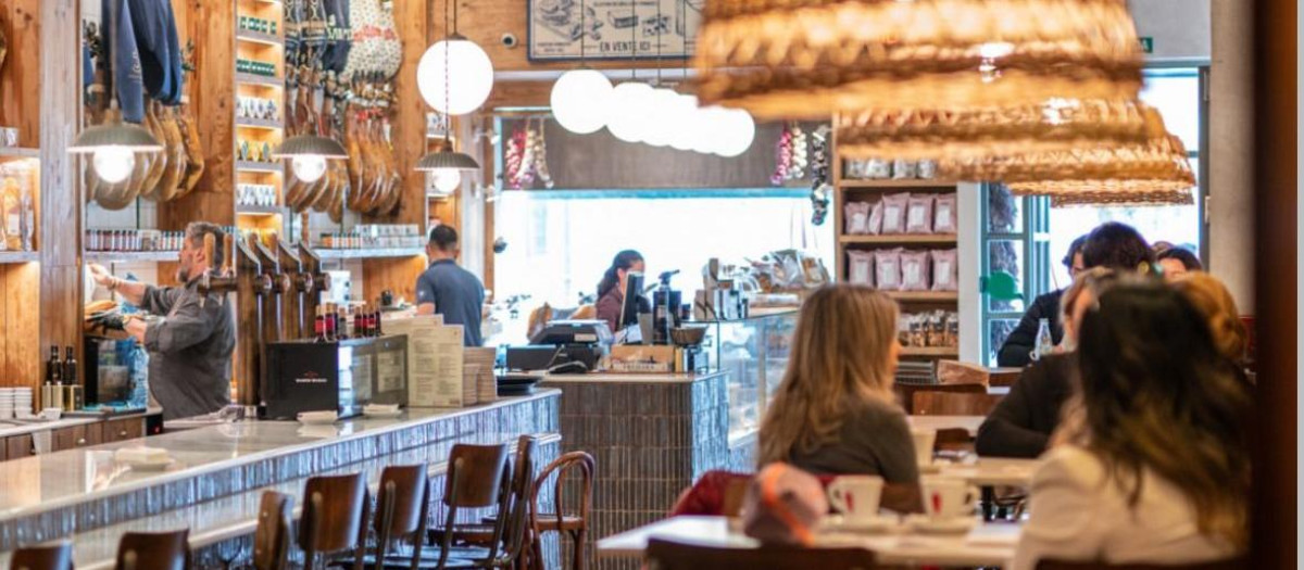 Imagen del interior del local galardonado con un Solete navideño en Valencia