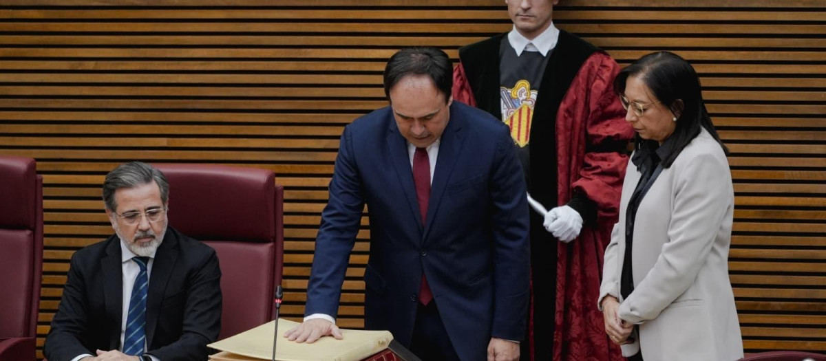 Imagen tomada este martes de Juanfran Pérez Llorca durante su toma de posesión como presidente de la Generalitat Valenciana

JORGE GIL/EUROPA PRESS
02/12/2025
