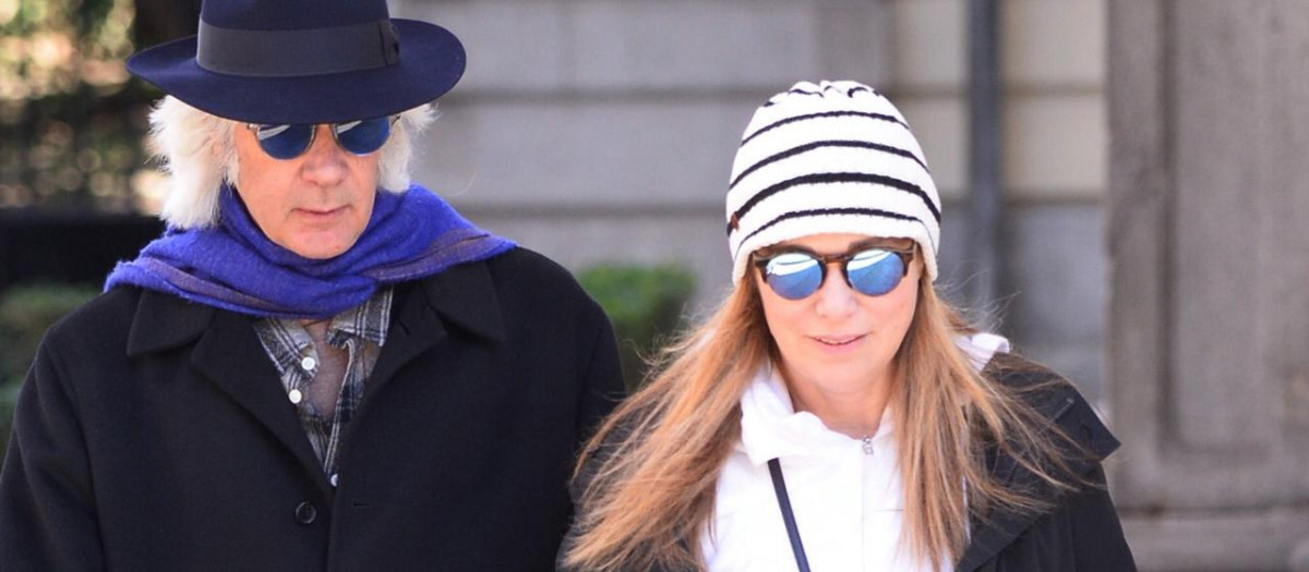 Jacobo Fitz James con su mujer la periodista Inka Martí por las calles de Madrid