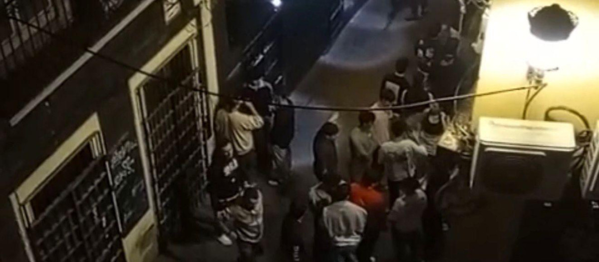 Imágenes captadas por vecinos del Casco Antiguo de Alicante a las puertas de los pubs de la zona