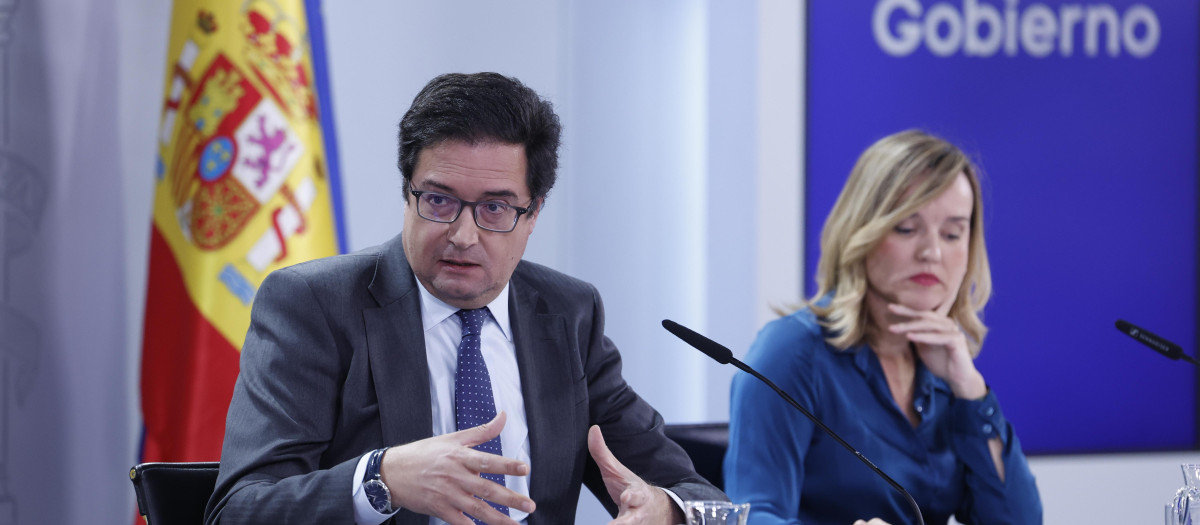 Los ministros Óscar López y Pilar Alegría, durante la rueda de prensa de este martes