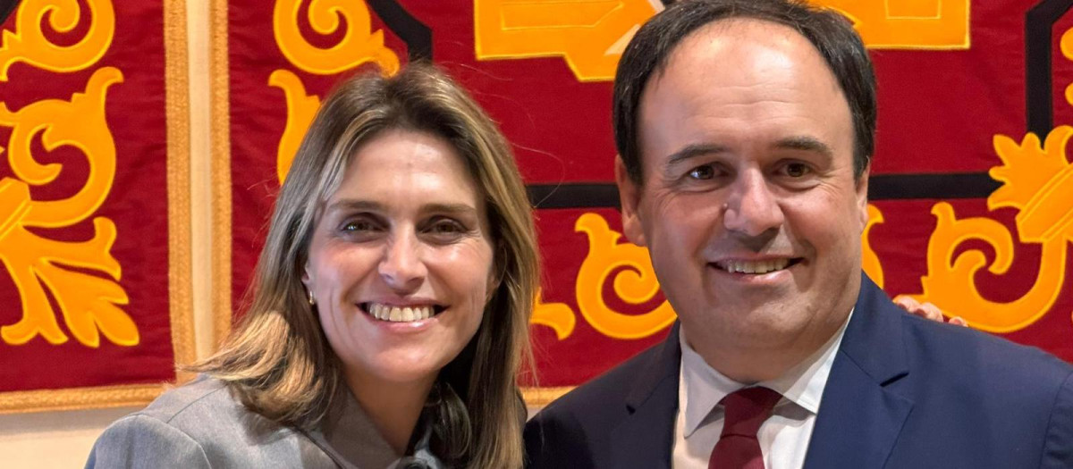 Marta Barrachina junto a Pérez Llorca en el acto de investidura