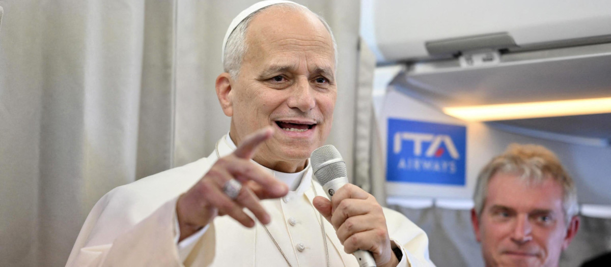 León XIV habla con los periodistas a bordo de un vuelo con destino a Roma al término de su viaje apostólico