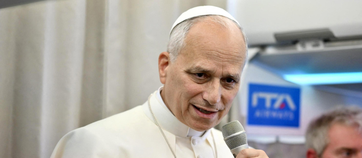 León XIV habla con los periodistas a bordo de un vuelo con destino a Roma al término de su viaje apostólico