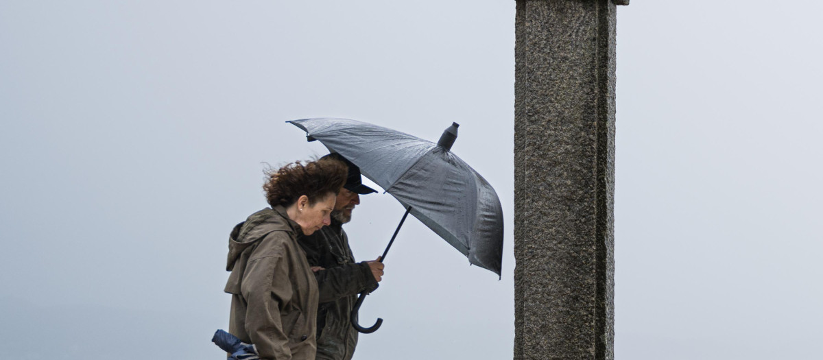Dos personas se refugian de la lluvia con paraguas en la comarca de Salnés, a 27 de enero de 2025, en Salnés, Pontevedra, Galicia (España). La borrasca 'Herminia' recorre la Península hoy y llegará hasta el Mediterráneo y Baleares al final del día cuando se producirán los fenómenos más adversos de este temporal que provocará que en 15 comunidades autónomas se activen avisos. Lo peor de la borrasca se espera en el litoral gallego que se encuentra en aviso rojo por olas que podrían alcanzar los 12 metros. Además, se espera la entrada de una masa de aire marítimo polar más frío durante la segunda mitad del día.

Elena Fernández / Europa Press
27 ENERO 2025;HERMINIA;PONTEVEDRA;GALICIA;COSTA: GALLEGA
27/1/2025