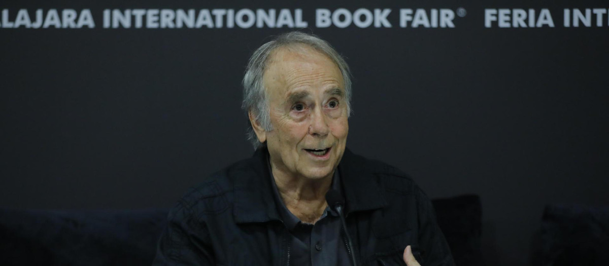 El cantante y compositor español Joan Manuel Serrat, habla en un encuentro con los medios de comunicación en el marco de la 39 edición de la Feria Internacional del Libro de Guadalajara (FIL) este martes, en Guadalajara (México). Serrat aseguró que le gustaría morir en medio de canciones pues la música es el arte que acompaña a los seres humanos desde que se nace hasta que se va, durante su participación en la FIL de Guadalajara. EFE/Francisco Guasco