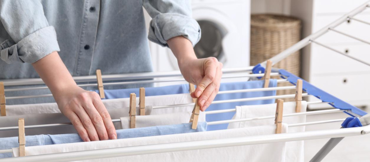 Persona teniendo la ropa