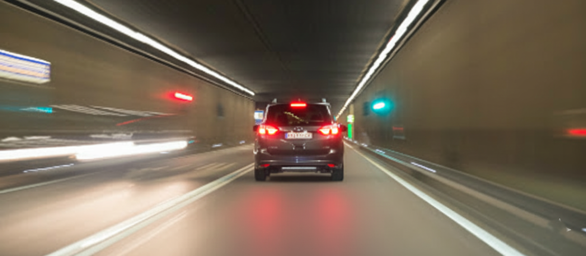 Coche con las luces de freno encendidas en un túnel