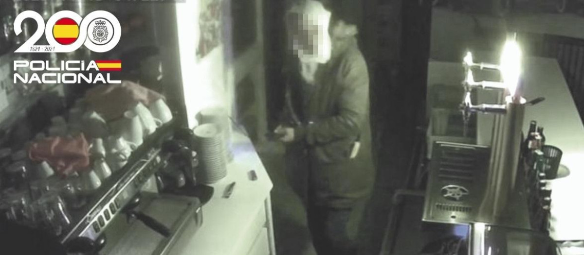 Imagen de uno de los robos cometidos en Burgos por el ladrón de la bolsa de plástico