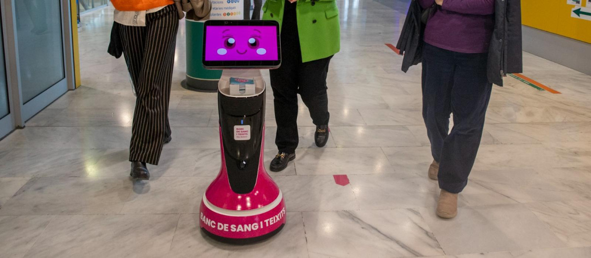 El robot de Son Espases que te acompaña a donar sangre