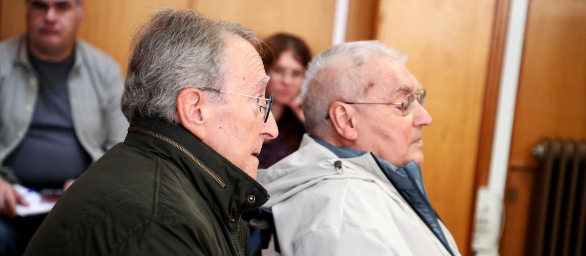 (Foto de ARCHIVO)
Los dos hijos de José Varela Cachaza, oficial de Telégrafos y condenado a prisión en el año 1942, comparece en los juzgados de Ferrol, a 25 de noviembre de 2025, en Ferrol, A Coruña, Galicia (España). Los juzgados de Ferrol han acogido hoy dos demandas, una de un oficial de Telégrafos y otra de un capitán de infantería de Marina, para reclamar que se anulen las condenas impuestas a víctimas franquistas.

Raúl Lomba / Europa Press
25/11/2025