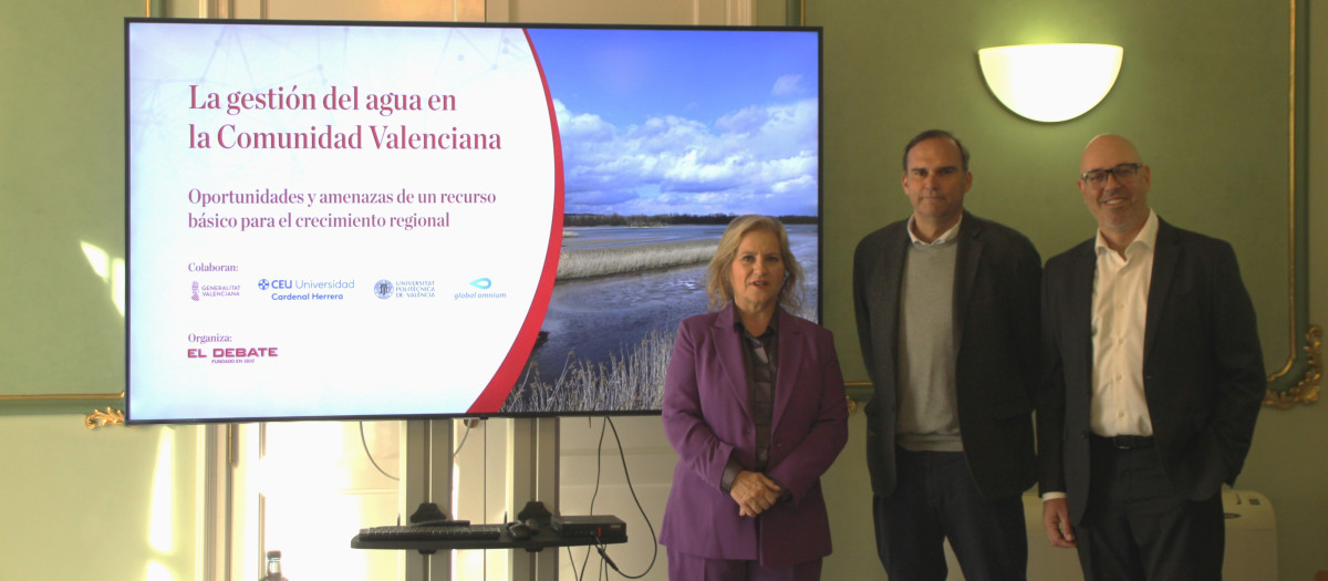 Imagen de los participantes en el foro 'La gestión del agua en la Comunidad Valenciana': Maria Àngels Ramón-Llin, directora general de Producción Agrícola y Ganadera de la Generalitat Valenciana, Vicente Fajardo, director general de Global Ómnium y Enrique Cabrera, catedrático del departamento de Ingeniería Hidráulica y Medioambiente de la Universidad Politècnica de Valencia.