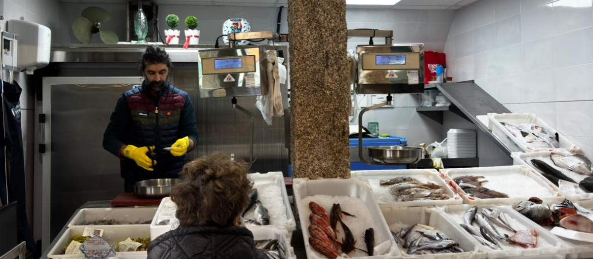 'Os de Lola', puesto de pescado y marisco, en la nave número 4 de la Plaza de Abastos de Santiago