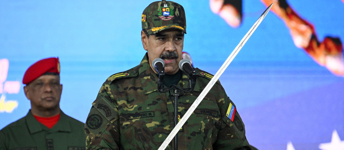 El presidente de Venezuela, Nicolás Maduro, pronuncia un discurso mientras sostiene la "Espada del Perú" del héroe independentista venezolano Simón Bolívar durante una ceremonia militar en Fuerte Tiuna, Caracas