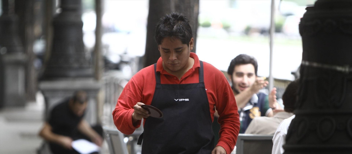 Un camarero, en una terraza.
