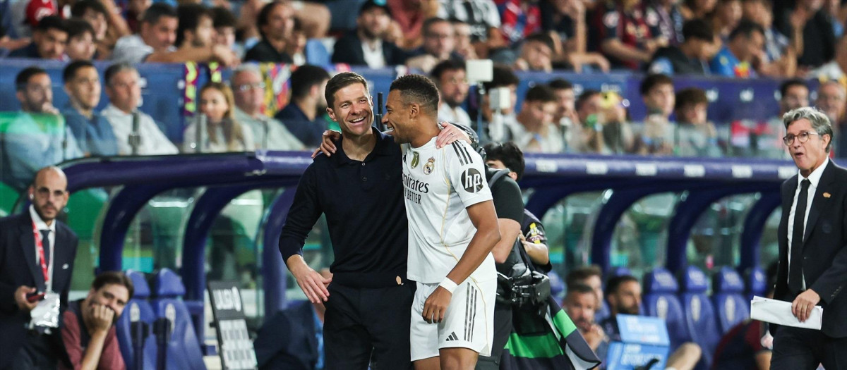 Xabi Alonso y Kylian Mbappé abrazados tras un partido