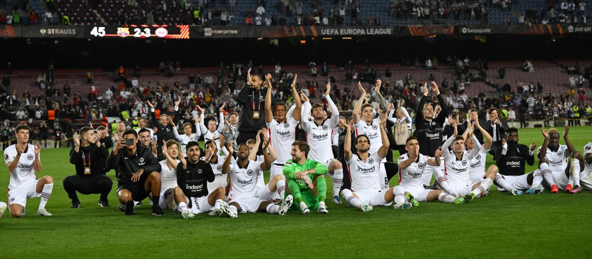 Los jugadores del Eintracht de Frankfurt celebran su victoria ante el Barça