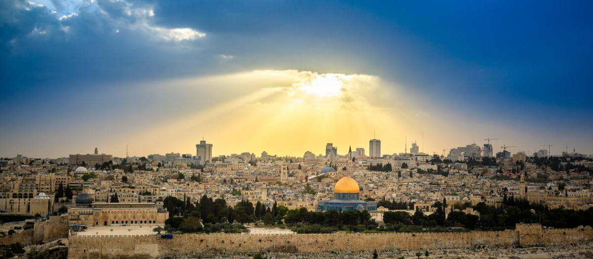 Cielo espectacular sobre Jerusalén vista desde el Monte de los Olivos en una imagen tomada poco antes de una tormenta.