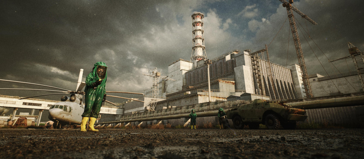 Científicos con trajes protectores inspeccionando la central nuclear de Chernóbil